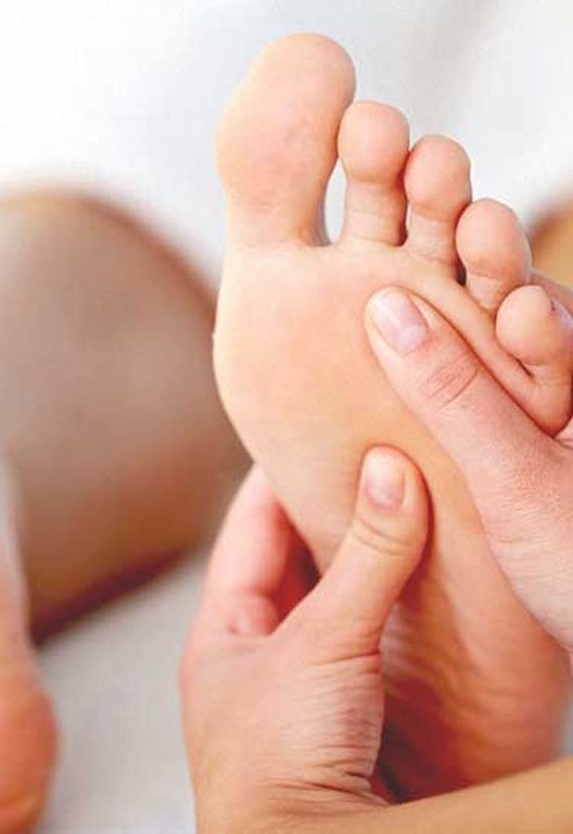 Vous cherchez une pratique de bien-être pour vous détendre et vous sentir mieux dans votre corps ? La réflexologie plantaire est une technique douce et naturelle qui permet de soulager les tensions et le stress accumulé. Béatrice Laurent Mougel, réflexologue plantaire à Paris 15e, vous propose de découvrir les bienfaits de cette pratique et de prendre rendez-vous pour une séance.