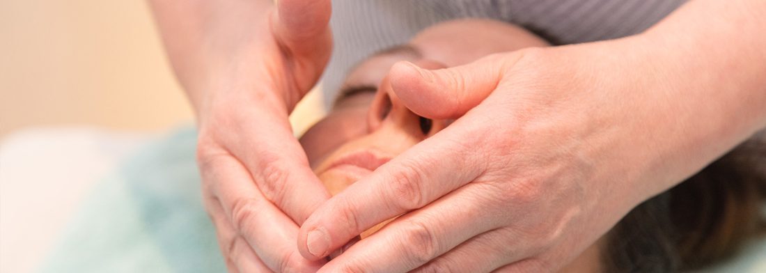 Accueil 12 La réflexologie faciale permet de réduire le stress et les tensions musculaires, d'améliorer la qualité du sommeil, de soulager les douleurs et les maux de tête à Paris